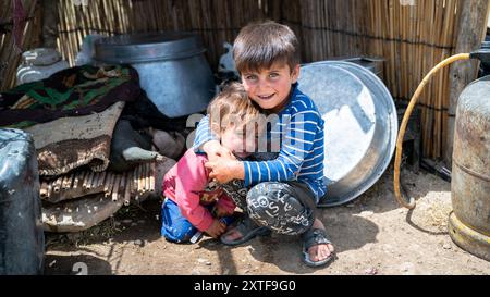 Shiraz, Iran – 5. Mai 2019: Türkische Nomadenkinder in einem Nomadenlager. Qasqhai sind nomadische Menschen, die in vorübergehenden Siedlungen leben. Stockfoto