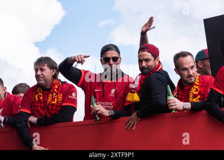 Jurgen Klopp, Manager des Liverpool Football Clubs bei einer Siegesparade durch die Straßen der Stadt, bei der die Siege der Pokale der Liga und des FA Cup gefeiert werden Stockfoto