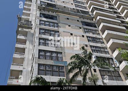 Hallandale Beach, USA. August 2024. Nach dem neuen Florida Eigentumsreparaturgesetz müssen Eigentumsverbände Reserven für strukturelle Gebäudereparaturen und -Instandhaltung halten. Nach dem Gesetz müssen Wohnungen drei Läden oder höher nach 30 Jahren einer Inspektion unterzogen werden. Danach alle 10 Jahre. 14. August 2024 in Hallandale Beach, Florida. (Foto: Michele Eve Sandberg/SIPA USA) Credit: SIPA USA/Alamy Live News Stockfoto