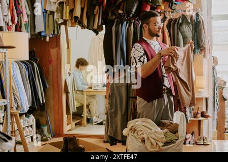 Stylische Kleidung im Herrenbekleidungs-Store auswählen Stockfoto