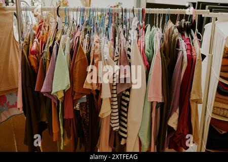 Vielfältige Auswahl an Kleidungsstücken, die auf einem Regal im Geschäft hängen Stockfoto