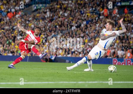 Delano Burgzorg von Middlesbrough schießt und erzielt beim Carabao Cup Spiel zwischen Leeds United und Middlesbrough in der Elland Road, Leeds am Mittwoch, den 14. August 2024. (Foto: Trevor Wilkinson | MI News) Credit: MI News & Sport /Alamy Live News Stockfoto