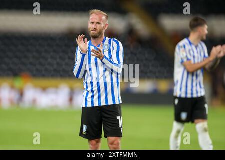 Sheffield Wednesday Mittelfeldspieler Barry Bannan (10) gratuliert den Fans beim Spiel Hull City FC gegen Sheffield Wednesday FC Carabao Cup Runde 1 im MKM Stadium, Hull, England, Großbritannien am 14. August 2024 Credit: Every Second Media/Alamy Live News Stockfoto