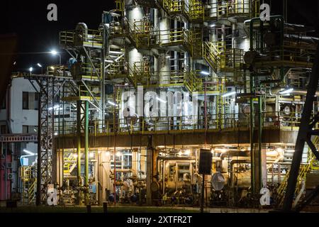 Blick auf das weitläufige Rohrleitungsnetz der PKN-Raffinerie Orlen. Die PKN Orlen Raffinerie ist die wichtigste Produktionsanlage, die größte Raffinerie und der petrochemische Komplex in Polen und eine der größten in Europa. Die Orlen-Gruppe ist eine Multi-Energy-Raffinerie in Polen, der Tschechischen Republik und Litauen. Sie verwaltet das petrochemische Segment und das Kohlenwasserstoffbergbausegment. Darüber hinaus entwickelt sie das Segment erneuerbare Energiequellen und plant die Entwicklung sicherer Kernenergie. Stockfoto