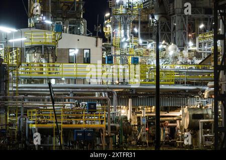 Blick auf das weitläufige Rohrleitungsnetz der PKN-Raffinerie Orlen. Die PKN Orlen Raffinerie ist die wichtigste Produktionsanlage, die größte Raffinerie und der petrochemische Komplex in Polen und eine der größten in Europa. Die Orlen-Gruppe ist eine Multi-Energy-Raffinerie in Polen, der Tschechischen Republik und Litauen. Sie verwaltet das petrochemische Segment und das Kohlenwasserstoffbergbausegment. Darüber hinaus entwickelt sie das Segment erneuerbare Energiequellen und plant die Entwicklung sicherer Kernenergie. Stockfoto