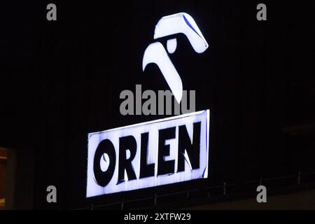 Plock, Polen. Juli 2024. PKN Orlen Logo in der Ölraffinerie. Die PKN Orlen Raffinerie ist die wichtigste Produktionsanlage, die größte Raffinerie und der petrochemische Komplex in Polen und eine der größten in Europa. Die Orlen-Gruppe ist eine Multi-Energy-Raffinerie in Polen, der Tschechischen Republik und Litauen. Sie verwaltet das petrochemische Segment und das Kohlenwasserstoffbergbausegment. Darüber hinaus entwickelt sie das Segment erneuerbare Energiequellen und plant die Entwicklung sicherer Kernenergie. (Foto: Karol Serewis/SOPA Images/SIPA USA) Credit: SIPA USA/Alamy Live News Stockfoto