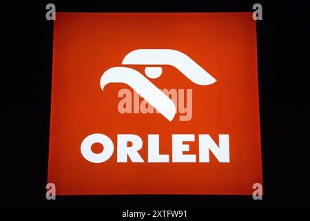 Plock, Polen. Juli 2024. PKN Orlen Logo in der Ölraffinerie. Die PKN Orlen Raffinerie ist die wichtigste Produktionsanlage, die größte Raffinerie und der petrochemische Komplex in Polen und eine der größten in Europa. Die Orlen-Gruppe ist eine Multi-Energy-Raffinerie in Polen, der Tschechischen Republik und Litauen. Sie verwaltet das petrochemische Segment und das Kohlenwasserstoffbergbausegment. Darüber hinaus entwickelt sie das Segment erneuerbare Energiequellen und plant die Entwicklung sicherer Kernenergie. (Foto: Karol Serewis/SOPA Images/SIPA USA) Credit: SIPA USA/Alamy Live News Stockfoto