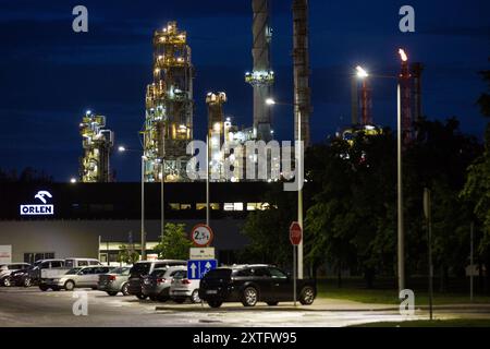 Plock, Polen. Juli 2024. Allgemeine Sicht der PKN-Ölraffinerie Orlen. Die PKN Orlen Raffinerie ist die wichtigste Produktionsanlage, die größte Raffinerie und der petrochemische Komplex in Polen und eine der größten in Europa. Die Orlen-Gruppe ist eine Multi-Energy-Raffinerie in Polen, der Tschechischen Republik und Litauen. Sie verwaltet das petrochemische Segment und das Kohlenwasserstoffbergbausegment. Darüber hinaus entwickelt sie das Segment erneuerbare Energiequellen und plant die Entwicklung sicherer Kernenergie. (Foto: Karol Serewis/SOPA Images/SIPA USA) Credit: SIPA USA/Alamy Live News Stockfoto