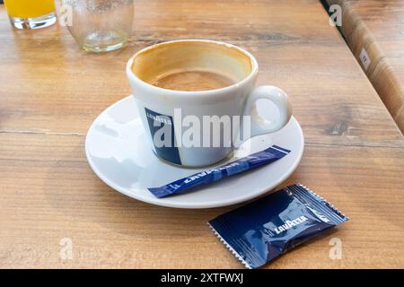 Tasse Kaffee und Kekse mit der Marke Lavazza im französischen Café Frankreich Stockfoto