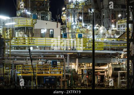 7. Juli 2024, Plock, Masowien, Polen: Ein Blick auf das ausgedehnte Rohrleitungsnetz der PKN-Raffinerie Orlen. Die PKN Orlen Raffinerie ist die wichtigste Produktionsanlage, die größte Raffinerie und der petrochemische Komplex in Polen und eine der größten in Europa. Die Orlen-Gruppe ist eine Multi-Energy-Raffinerie in Polen, der Tschechischen Republik und Litauen. Sie verwaltet das petrochemische Segment und das Kohlenwasserstoffbergbausegment. Darüber hinaus entwickelt sie das Segment erneuerbare Energiequellen und plant die Entwicklung sicherer Kernenergie. (Credit Image: © Karol Serewis/SOPA images via ZUMA Press Wire) REDAKTIONELLE VERWENDUNG ONL Stockfoto