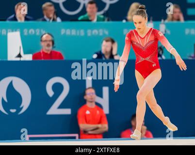 Paris, Ile de France, Frankreich. August 2024. NAOMI VISSER (NED) aus den Niederlanden tritt beim Kunstturnen-Allround-Finale der Frauen in der Bercy Arena während der Olympischen Sommerspiele 2024 in Paris an. (Kreditbild: © Walter Arce/ZUMA Press Wire) NUR REDAKTIONELLE VERWENDUNG! Nicht für kommerzielle ZWECKE! Stockfoto