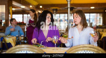 Zwei Freundinnen unterhalten sich im Restaurant Stockfoto