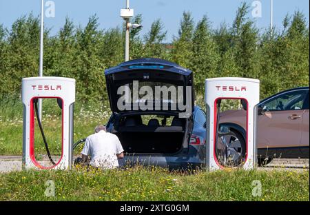 Schnellladestation für E-Autos, Taxis am Flughafen Amsterdam Schiphol, Niederlande Stockfoto