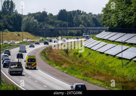 Autobahn A58, Photovoltaikanlagen wurden an den Hängen am Straßenrand installiert, Nutzung der Flächen entlang der Straßen als Solarpark, nahe Ette Stockfoto