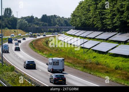 Autobahn A58, Photovoltaikanlagen wurden an den Hängen am Straßenrand installiert, Nutzung der Flächen entlang der Straßen als Solarpark, nahe Ette Stockfoto