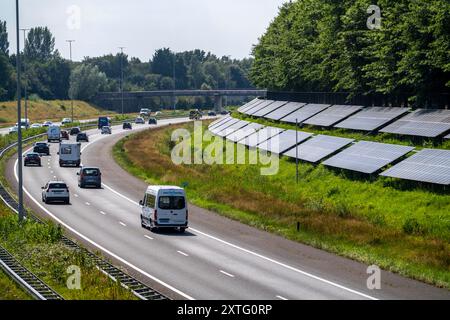 Autobahn A58, Photovoltaikanlagen wurden an den Hängen am Straßenrand installiert, Nutzung der Flächen entlang der Straßen als Solarpark, nahe Ette Stockfoto