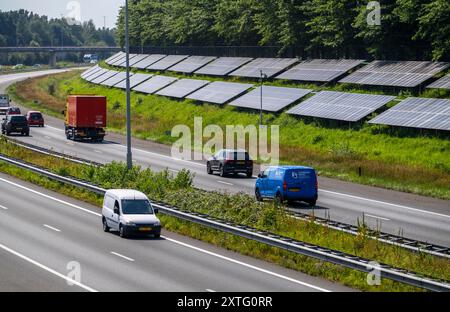 Autobahn A58, Photovoltaikanlagen wurden an den Hängen am Straßenrand installiert, Nutzung der Flächen entlang der Straßen als Solarpark, nahe Ette Stockfoto