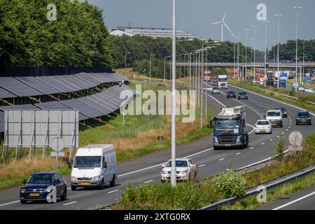 Autobahn A58, Photovoltaikanlagen wurden an den Hängen am Straßenrand installiert, Nutzung der Flächen entlang der Straßen als Solarpark, nahe Ette Stockfoto