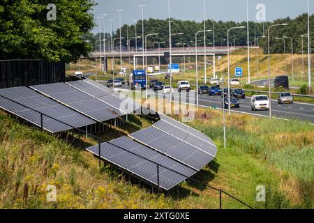Autobahn A58, Photovoltaikanlagen wurden an den Hängen am Straßenrand installiert, Nutzung der Flächen entlang der Straßen als Solarpark, nahe Ette Stockfoto