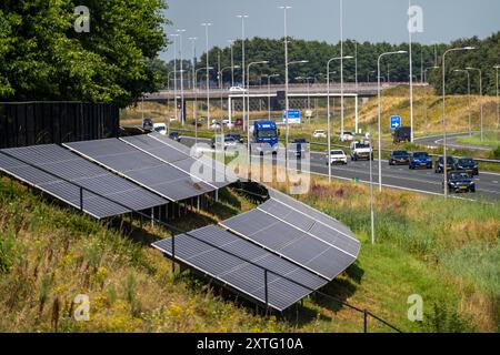 Autobahn A58, Photovoltaikanlagen wurden an den Hängen am Straßenrand installiert, Nutzung der Flächen entlang der Straßen als Solarpark, nahe Ette Stockfoto
