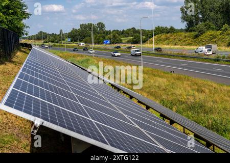 Autobahn A58, Photovoltaikanlagen wurden an den Hängen am Straßenrand installiert, Nutzung der Flächen entlang der Straßen als Solarpark, nahe Ette Stockfoto
