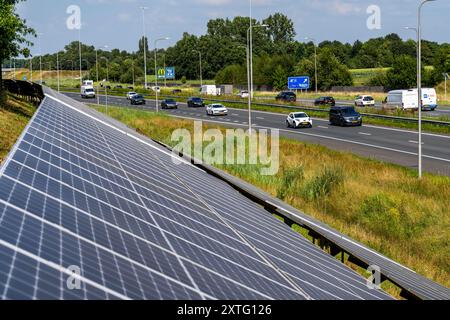 Autobahn A58, Photovoltaikanlagen wurden an den Hängen am Straßenrand installiert, Nutzung der Flächen entlang der Straßen als Solarpark, nahe Ette Stockfoto