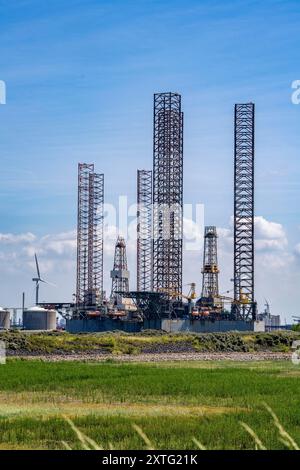 Erdöl- und Erdgasförderplattformen, Bohranlagen, die im Hafengebiet von Vlissingen-Oost, Niederlande, repariert, umgebaut, modernisiert werden; Stockfoto