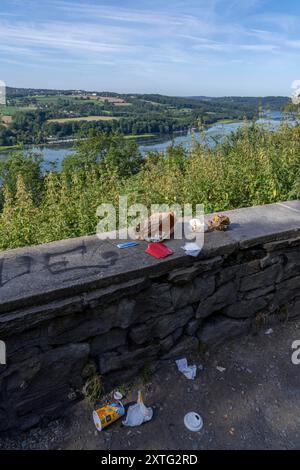 Aussichtspunkt Korte Klippe, oberhalb des Baldeneysees, in Essen-Heisingen, Müll, Fastfood Verpackungen werden hinterlassen ohne sie zu entsorgen, Essen, NRW, Deutschland, Baldeneysee *** Aussichtspunkt Korte Klippe, oberhalb des Baldeney-Sees, in Essen Heisingen, Müll, Fast-Food-Verpackungen wurden unentsorgt zurückgelassen, Essen, NRW, Deutschland, Baldeney-See Stockfoto