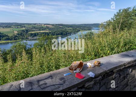 Aussichtspunkt Korte Klippe, oberhalb des Baldeneysees, in Essen-Heisingen, Müll, Fastfood Verpackungen werden hinterlassen ohne sie zu entsorgen, Essen, NRW, Deutschland, Baldeneysee *** Aussichtspunkt Korte Klippe, oberhalb des Baldeney-Sees, in Essen Heisingen, Müll, Fast-Food-Verpackungen wurden unentsorgt zurückgelassen, Essen, NRW, Deutschland, Baldeney-See Stockfoto