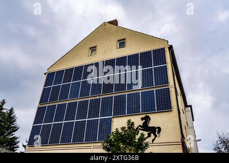 Wohnhaus in Herne, an der Kopfseite des Gebäudes werden senkrechte Photovoltaik Modul angebracht, optimale Ausnutzung von Flächen an Häusern, NRW, Deutschland, Solarwand *** Wohnhaus in Herne, vertikale Photovoltaik-Module wurden oben im Gebäude installiert, optimale Ausnutzung von Flächen an Häusern, NRW, Deutschland, Solarwand Stockfoto