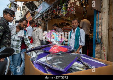 Neu-Delhi, Indien. August 2024. Man sah, wie man am Vorabend des Unabhängigkeitstages Drachen vom Großmarkt auf dem Sadar Bazaar in Alt-Delhi kaufte. Drachenfliegen am Unabhängigkeitstag in Indien ist zu einer beliebten Tradition geworden, die Freiheit symbolisiert, historische Bedeutung hat und ein visuelles Spektakel von kultureller Bedeutung bietet. Quelle: SOPA Images Limited/Alamy Live News Stockfoto