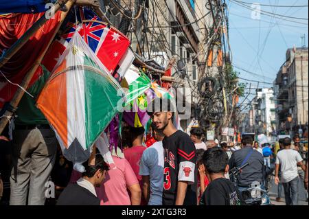 Neu-Delhi, Indien. August 2024. Am Vorabend des Unabhängigkeitstages werden Menschen beim Kauf von Drachen auf dem großen Markt des Sadar Bazaar in Alt-Delhi gesehen. Drachenfliegen am Unabhängigkeitstag in Indien ist zu einer beliebten Tradition geworden, die Freiheit symbolisiert, historische Bedeutung hat und ein visuelles Spektakel von kultureller Bedeutung bietet. Quelle: SOPA Images Limited/Alamy Live News Stockfoto