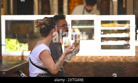 Prag, Tschechische Republik. August 2024. Die Menschen essen während einer Hitzewelle in Prag, Tschechien, am 14. August 2024 Eis. Quelle: Dana Kesnerova/Xinhua/Alamy Live News Stockfoto