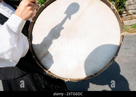 Selektiver Fokus, Hand einer Person, die eine Bassdrum spielt. Traditionelle Volksmusik aus Galicien, Spanien Stockfoto