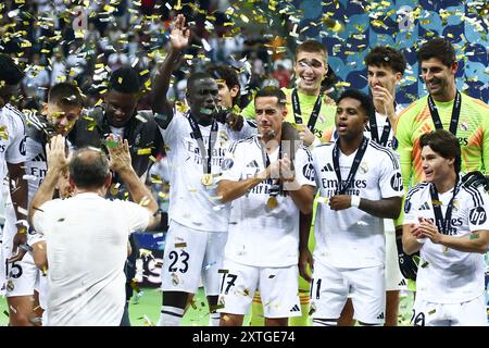 Warschau, Polen. August 2024. Die Spieler von Real Madrid feiern nach dem Gewinn des UEFA-Superpokals Real Madrid – Atalanta BC im Nationalstadion in Warschau, Polen am 14. August 2024. (Kreditbild: © Beata Zawrzel/ZUMA Press Wire) NUR REDAKTIONELLE VERWENDUNG! Nicht für kommerzielle ZWECKE! Stockfoto