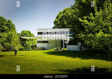 Das Gropius House - Lincoln, MA - das historische Neuengland. Das Vintage Bauhaus inspirierte Gropius Haus leuchtet in der warmen Frühlingssonne vor sattem Grinsen Stockfoto