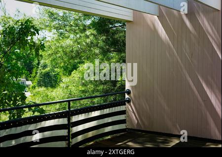 Das Gropius House - Lincoln, MA - das historische Neuengland. Die Dachterrasse des Bauhaus inspirierte Haus mit Blick auf die umliegende Nachbarschaft auf einem Zimmer Stockfoto