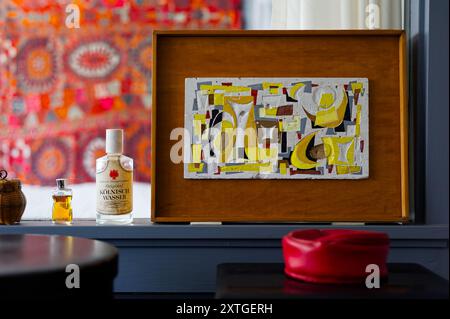 Das Gropius House - Lincoln, MA - das historische Neuengland. Moderne Kunstwerke schmücken das Badezimmer des Hauptschlafzimmers des Bauhaus inspirierten Hauses. Stockfoto