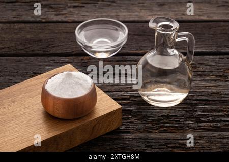 Essig im Glas und Natron in der Schüssel Stockfoto