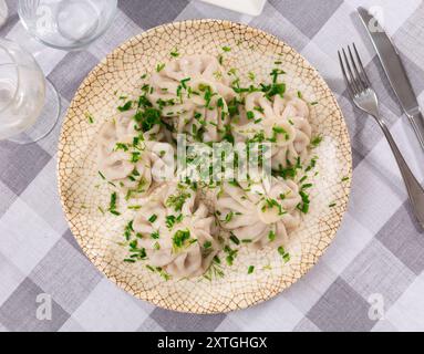 Auf dem Teller gibt es eine Portion Khinkali - ein nationales georgisches Gericht aus Teig und Fleisch Stockfoto