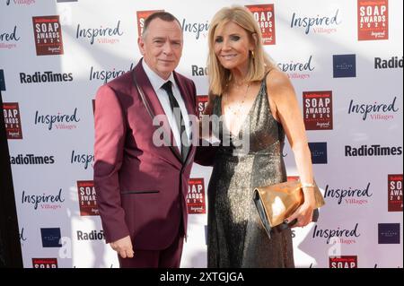 Stars aus Eastenders, Hollyoaks, Coronation Street und Emmerdale kommen im Midlands Hotel in Manchester für die Radio Times Soap Awards 2024 an. Sie enthalten: Adam Woodyatt, Michelle Collins Wo: Manchester, Vereinigtes Königreich Wann: 13. Juli 2024 Credit: Graham Finney/WENN Stockfoto