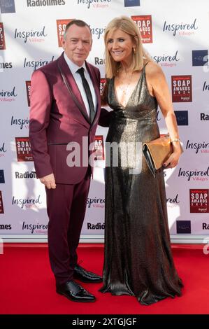 Stars aus Eastenders, Hollyoaks, Coronation Street und Emmerdale kommen im Midlands Hotel in Manchester für die Radio Times Soap Awards 2024 an. Sie enthalten: Adam Woodyatt, Michelle Collins Wo: Manchester, Vereinigtes Königreich Wann: 13. Juli 2024 Credit: Graham Finney/WENN Stockfoto
