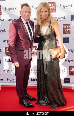 Stars aus Eastenders, Hollyoaks, Coronation Street und Emmerdale kommen im Midlands Hotel in Manchester für die Radio Times Soap Awards 2024 an. Sie enthalten: Adam Woodyatt, Michelle Collins Wo: Manchester, Vereinigtes Königreich Wann: 13. Juli 2024 Credit: Graham Finney/WENN Stockfoto