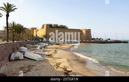 Stadt Hammamet in Tunesien. Blick auf das alte Fort, die Küste und die Fischerboote Stockfoto