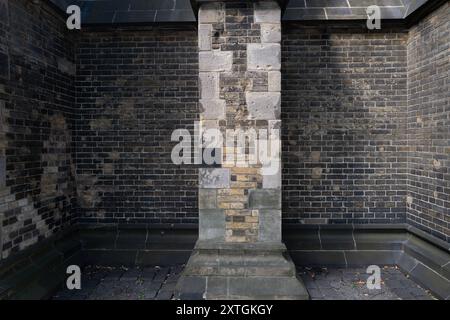 Hintergrund der Ziegelwand. Architekturhintergrund mit gemauerter Wandfassade. Klinkerziegel. Steinverkleidung Wandhintergrund. Backsteinoberfläche Hintergrund Stockfoto