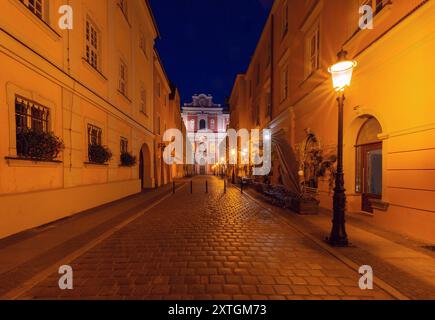 Alte mittelalterliche Kopfsteinpflasterstraße im historischen Zentrum zur blauen Stunde am frühen Morgen, Posen, Polen Stockfoto