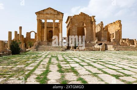 Blick auf die Capitolium-Tempel in der archäologischen Stätte von Sufetula Stockfoto