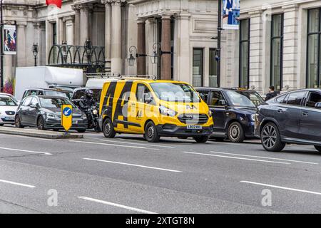 London, UK, 6. August 2023: Ein AA-Lieferwagen steht bereit, um ein Mitglied bei einer Panne am Straßenrand in London zu unterstützen. Stockfoto