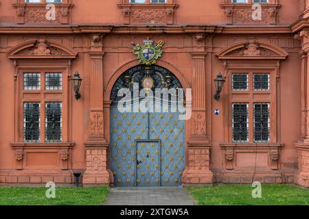 Mainz, Deutschland. Juli 2024. Das Kurfürstliche Schloss, die ehemalige Stadtresidenz des Kurfürsten und Erzbischofs von Mainz Stockfoto