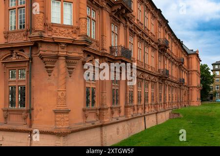 Mainz, Deutschland. Juli 2024. Das Kurfürstliche Schloss, die ehemalige Stadtresidenz des Kurfürsten und Erzbischofs von Mainz Stockfoto